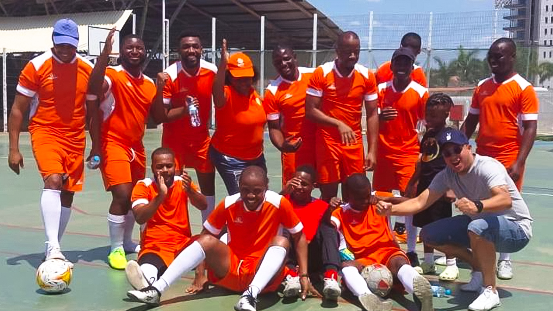 Fotografia de equipa de futebol de salão, Os equipamentos são cor-de-laranja, com meias brancas.