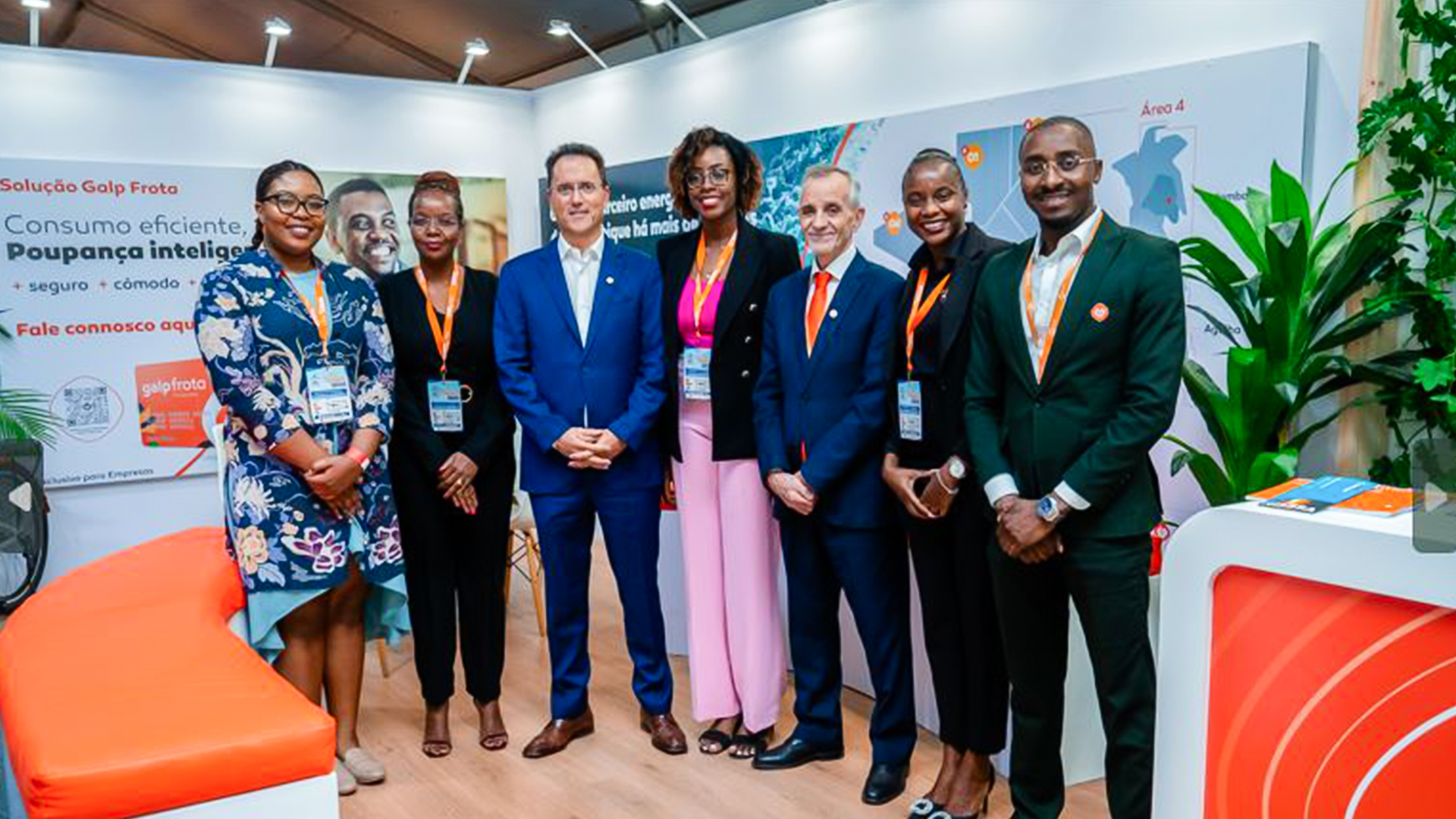 Fotografia de sete pessoas dentro de uma sala. Todas têm uma identificação ao peito. Nas paredes da sala estão divulgadas informações sobre o Galp Frotas.
