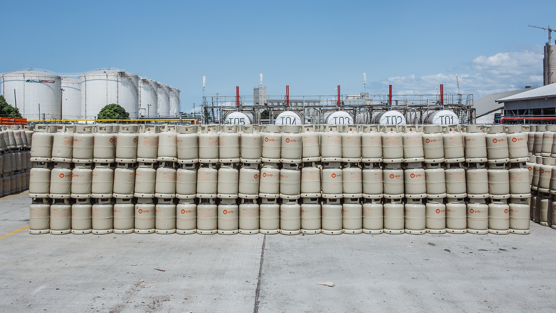 Fotografia de várias botijas de gás empilhadas.