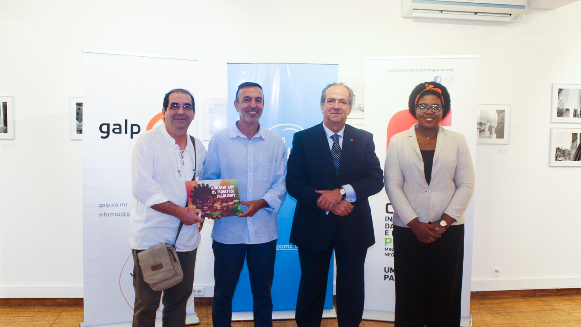 Fotografia de quatro pessoas no interior de uma sala.