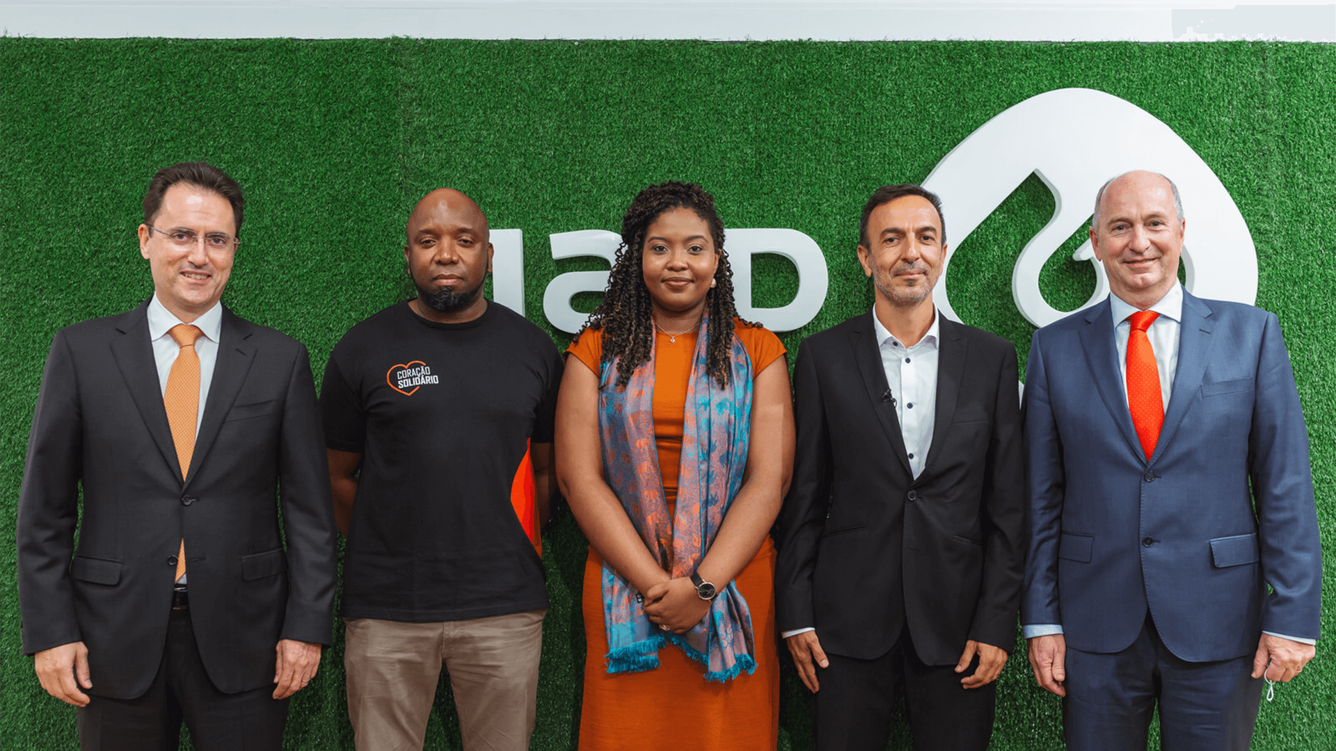 Fotografia de cinco pessoas, lado a lado. 