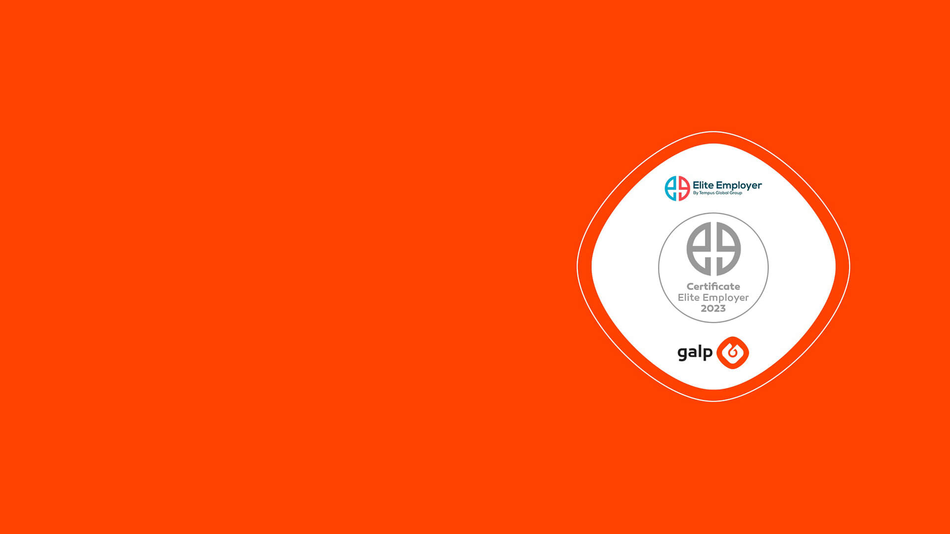 Imagem de fundo cor-de-laranja com um logótipo à direita, com a inscrição " Elite Employer"; "Certificate Elite Employer 2023"; "Galp".
