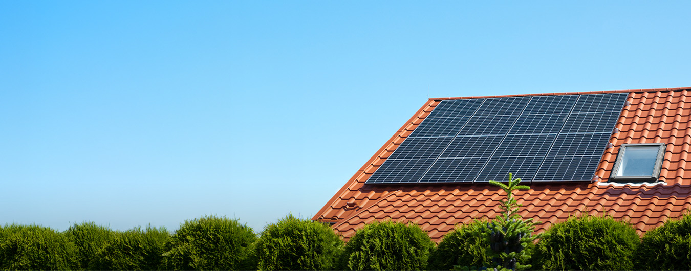 Imagem de um telhado com um painel solar instalado.