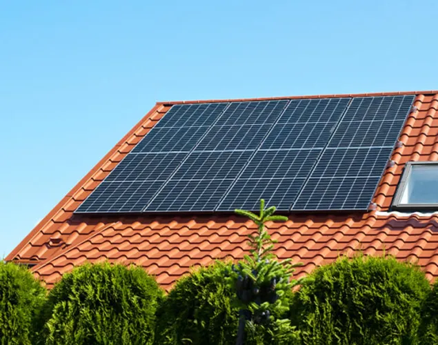 Fotografia de um telhado de uma casa com um painel solar inserido.