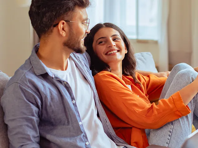 Casal sentado no sofá