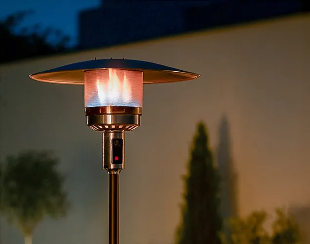 Fotografia do topo de um aquecedor exterior Galp num terraço de uma moradia.