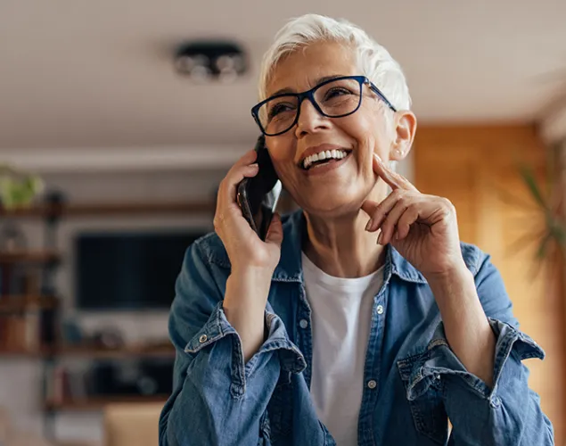 Senhor a falar realizar uma chamada telefonica