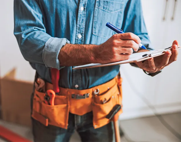 Serviços de assistência: senhor a escrever num bloco