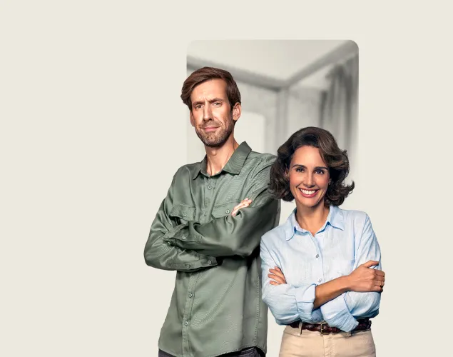 Fotografia de um casal, lado-a-lado, com os ombros encostados um ao outro. Estão em pé. Ele, do lado esquerdo, veste uma camisa verde e umas calças de ganga. Ela, do lado direito, veste uma camisa azul-clara e umas calças beges. São ambos morenos. O fundo da imagem é bege.