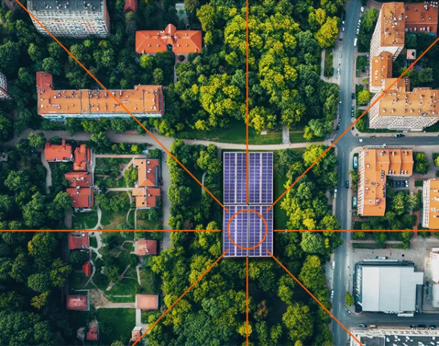 Vista aérea de um bairro urbano rodeado de zonas verdes, com edifícios residenciais e árvores, destacando no centro um conjunto de painéis solares num telhado, ligados por linhas gráficas a diferentes áreas, simbolizando uma comunidade solar partilhada.