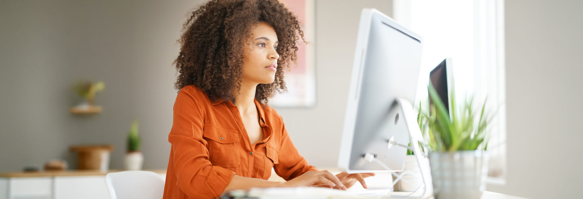  Mulher a mexer no computador