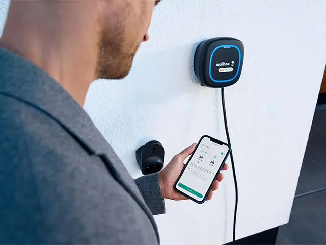 Senhor a conectar a app Wallbox ao seu carregador elétrico
