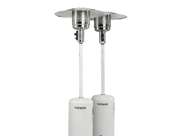 Dois aquecedores de exterior brancos da marca "hotspot" com topos metálicos