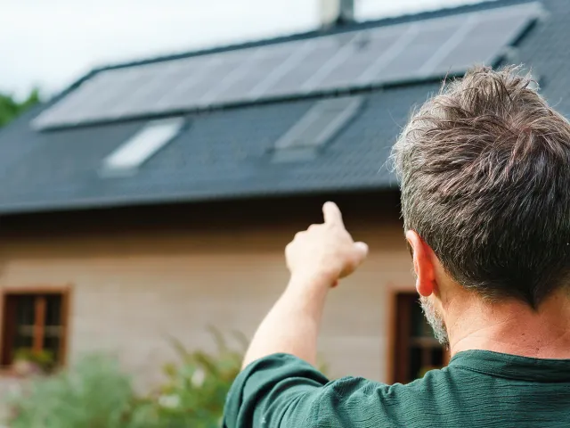 Pai e filha a observar painéis solares
