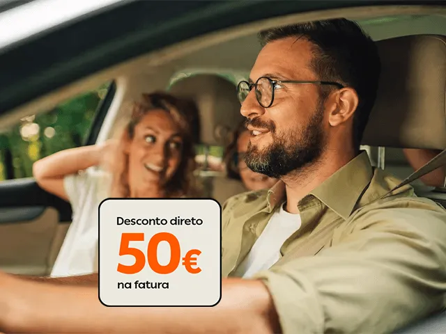 Família viaja de automóvel com destaque para campanha da Galp que oferece 50 euros de desconto direto na fatura de energia.