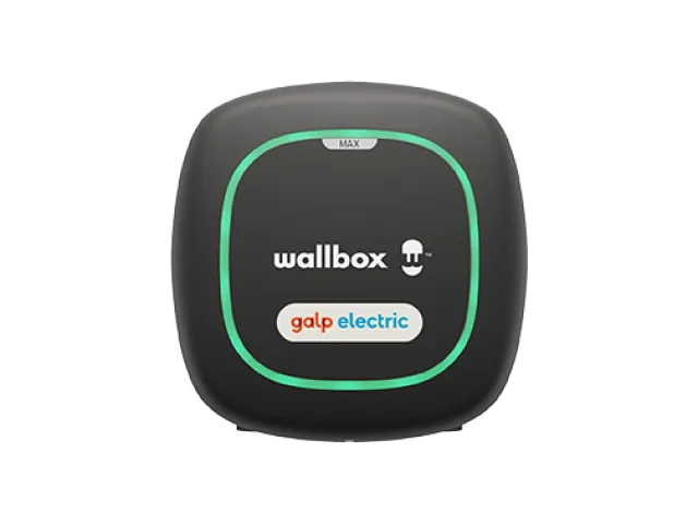 Imagem da wallbox pulsar max. Quadrada, com pontas redondas, preta, com uma linha verde. Dentro dessa linha, lê-se "Wallbox galp electric".