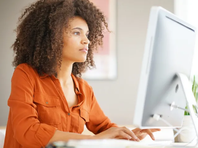 Mulher a mexer no computador