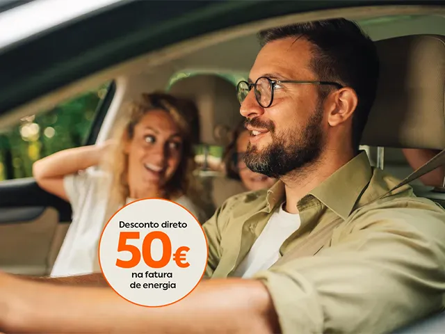 Imagem de um casal dentro de um carro. O homem vai no lugar de condutor e a mulher no lugar do pendura. Sobre a imagem, está um círculo bege com o texto "desconto direto 50€ na fatura de energia".