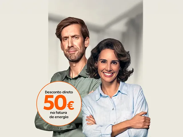 Casal lado-a-lado, de braços cruzados. Em cima da imagem, um circulo com o texto "desconto direto 50€ na fatura de energia".