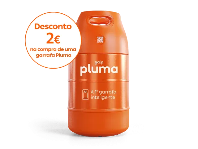 Garrafa de gás Pluma laranja, com pega integrada na parte superior e logótipo Galp Pluma no corpo. Na lateral, destaca-se a indicação “A 1.ª garrafa inteligente”. Um círculo branco com contorno laranja informa: “Desconto 2€ na compra de uma garrafa Pluma”.