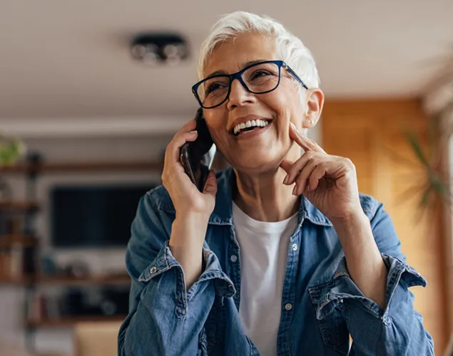 Senhor a falar realizar uma chamada telefonica