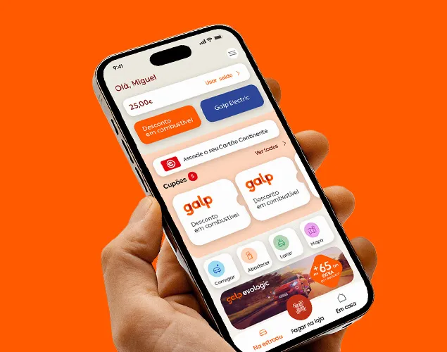 Fundo laranja com mensagem promocional sobre a app Mundo Galp. Texto principal: “Todo o Mundo Galp na palma da sua mão”. Abaixo, descrição indica que é possível associar o Cartão Continente à app para usar saldo em combustível e na fatura de energia. À direita, dois smartphones mostram ecrãs da aplicação com saldo e cashback. Um destaque circular refere que já é possível usar o saldo na fatura de energia.