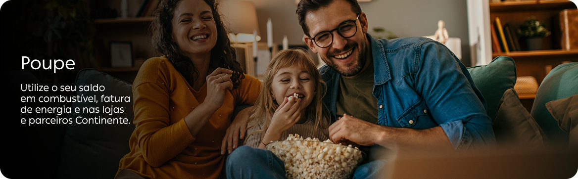 Família sentada no sofá a ver um filme e a comer pipocas, com mensagem sobre poupar ao utilizar o saldo em combustível, fatura de energia e lojas e parceiros Continente.