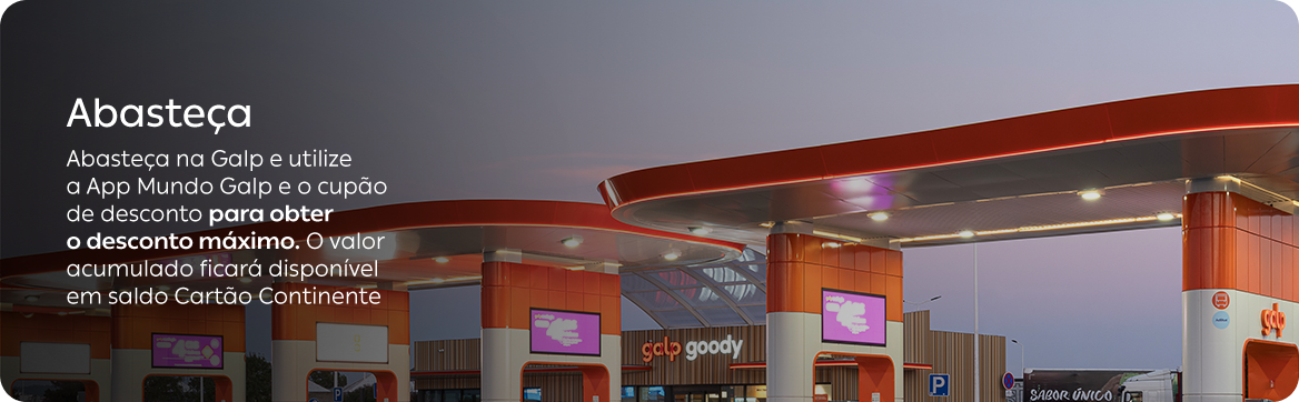 Estação de serviço da Galp com a estrutura de bombas de combustível e placas digitais visíveis, destacando a promoção para obter descontos através do App Mundo Galp e do cupão de desconto.