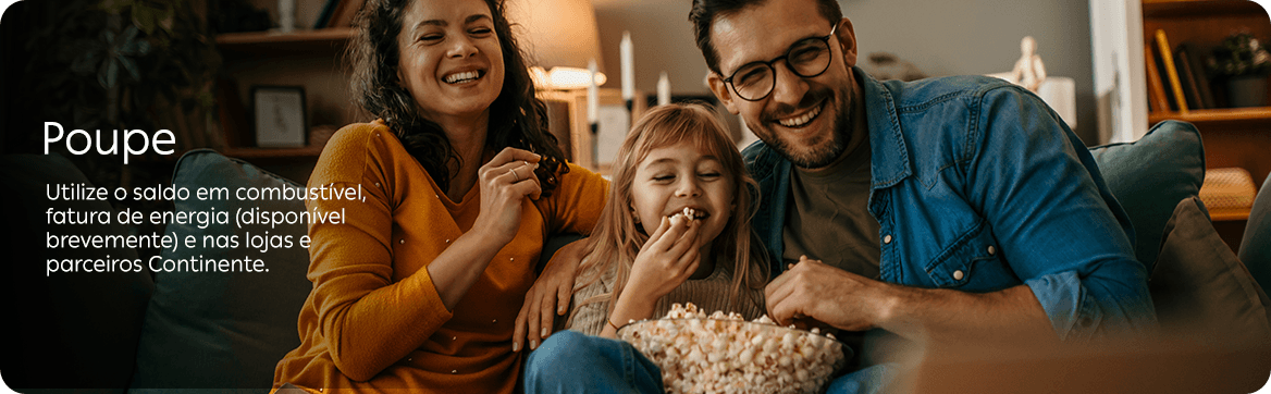 Uma família (mãe, pai e filha) ri-se e come pipocas num sofá, com o texto "Poupe" e a informação sobre como utilizar saldos em combustível, energia e parceiros Continente.