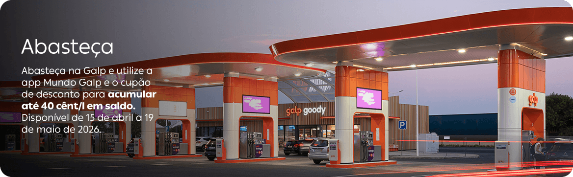 Imagem promocional de posto de combustível Galp ao entardecer, iluminado com tons laranja e vermelhos característicos da marca. O banner destaca a utilização da app Mundo Galp e cupões de desconto para acumular até 40 cêntimos por litro em saldo. A composição transmite abastecimento automóvel, poupança em combustível, cashback Galp, vantagens digitais e mobilidade energética através da app Mundo Galp.
